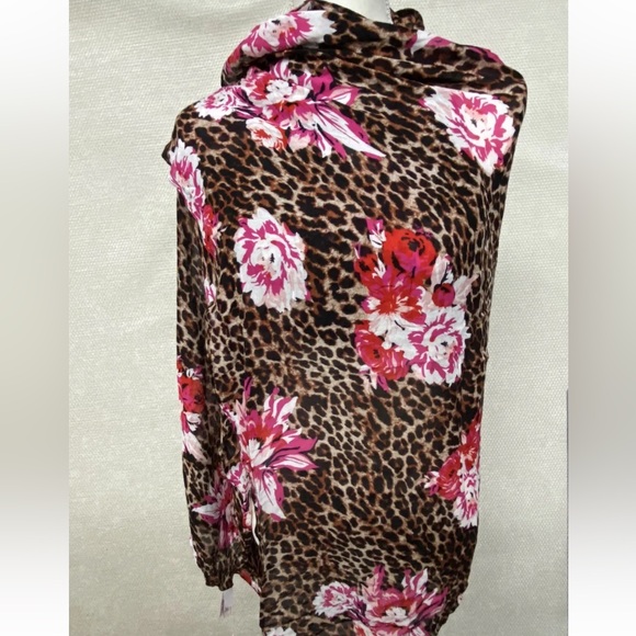 NWT VICTORIA'S SECRET ||  Leopard Animal Print Pink Floral Scarf Shawl 36” x 48” - Picture 4 of 9